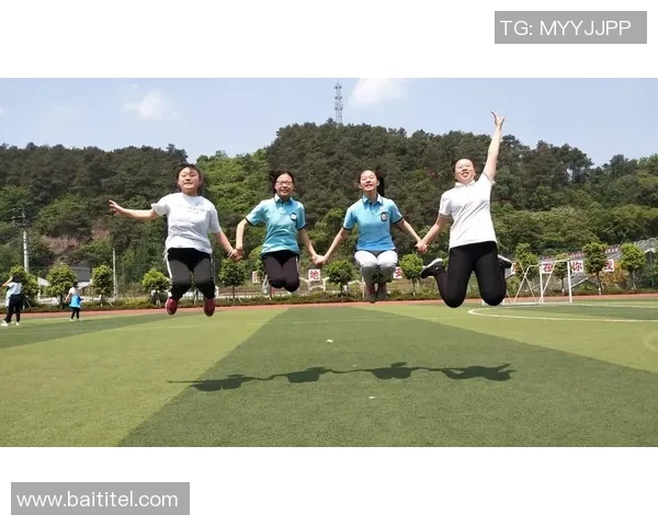 小鹰与足球明星亲密合影展现青春活力与梦想追逐的美好瞬间